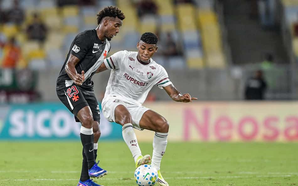 Hércules e Thiago Mendes disputam a bola em Vasco x Fluminense