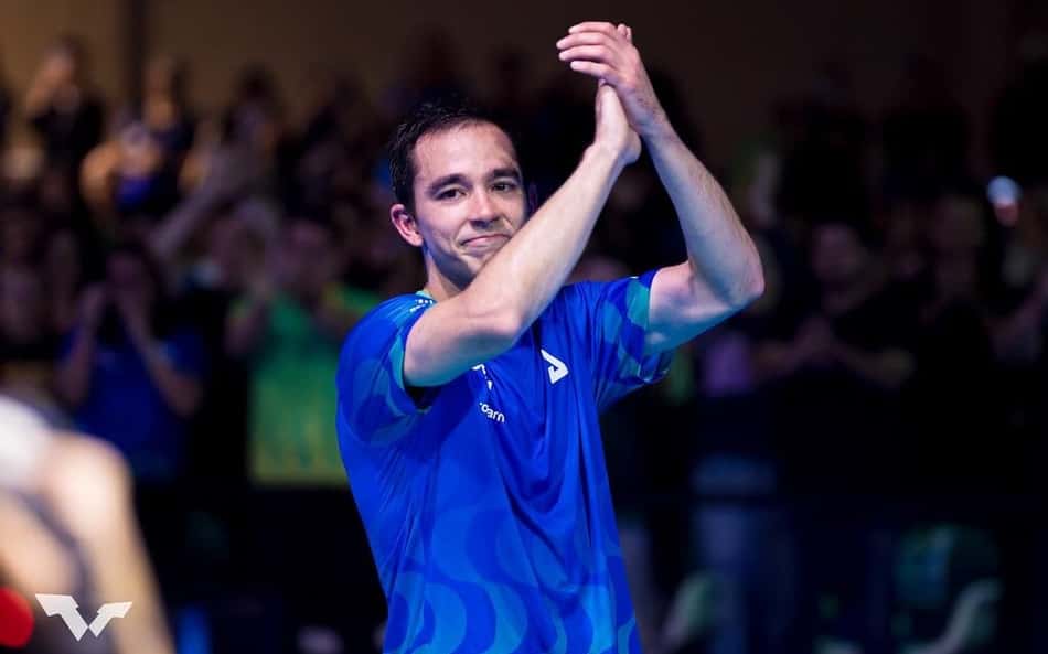 Hugo Calderano saúda a torcida após o título do WTT Star Contender de São José dos Campos