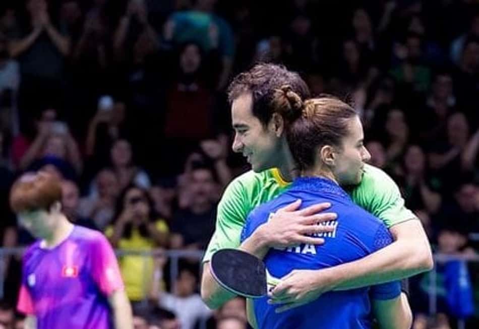 Hugo Calderano e Bruna Takahashi se abraçam após vitória no WTT Star Contender de São José dos Campos