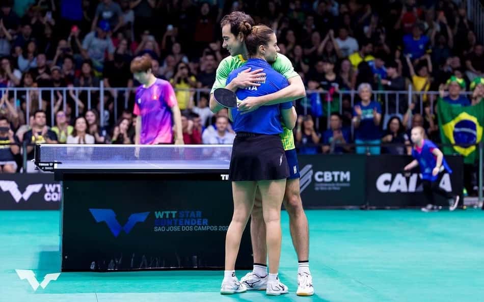 Hugo Calderano e Bruna Takahashi se abraçam após vitória no WTT Star Contender de São José dos Campos