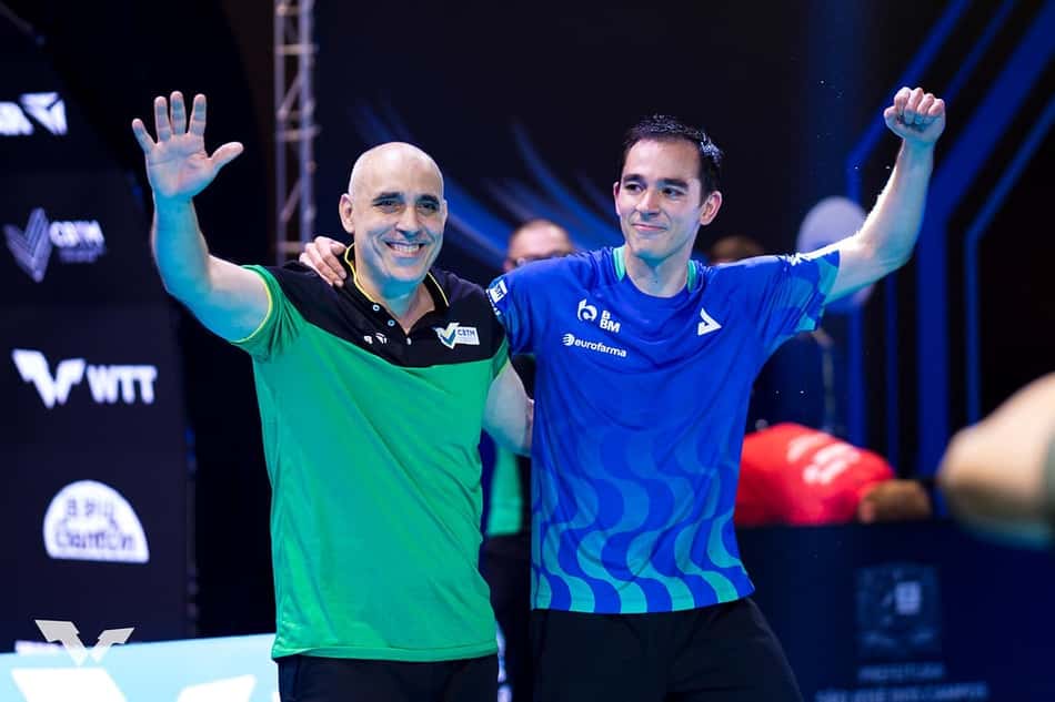 O técnico Paco Arado (esq.) e Hugo Calderano comemoram título no WTT Star Contender de São José dos Campos