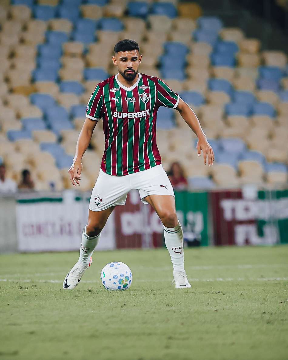Ignácio com a posse de bola no jogo do Fluminense