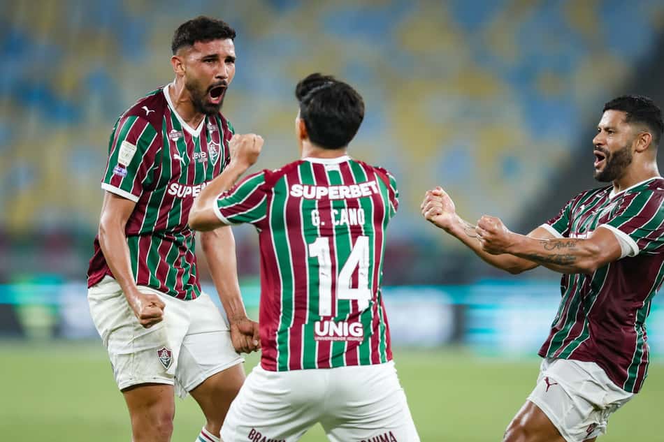 Ignacio comemora com jogadores do Fluminense