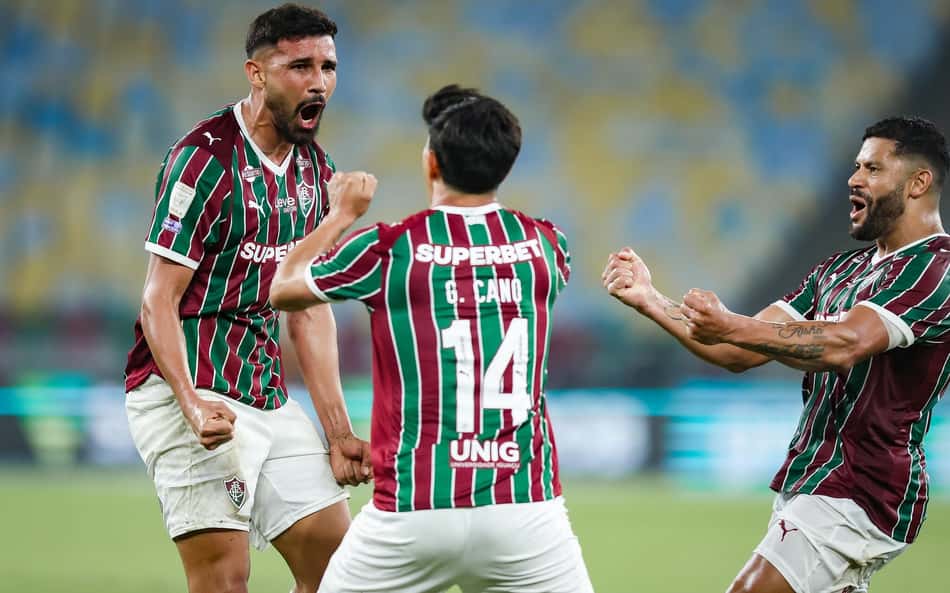 Ignacio comemora com jogadores do Fluminense