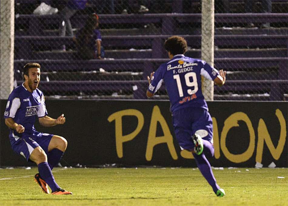 Felipe Gedoz, camisa 19, comemora gol contra o Cruzeiro