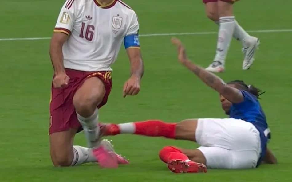 Olise dando carrinho em Rodri na primeira etapa da partida entre França e Espanha