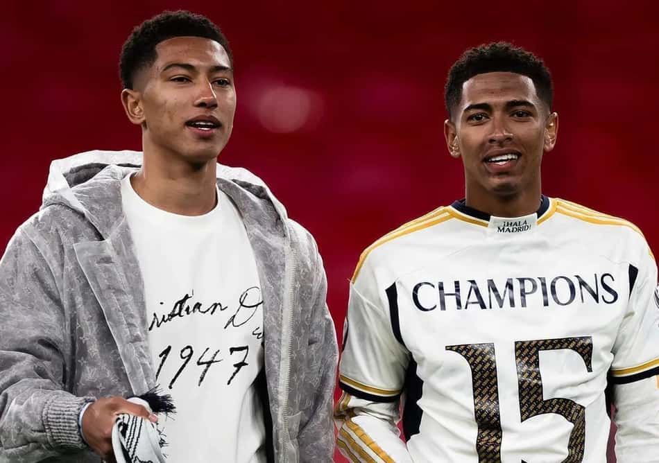 Irmãos posando juntos para foto após conquista da Champions League do Real Madrid