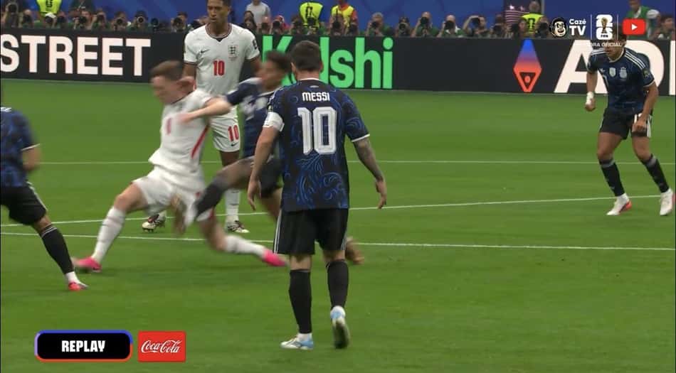 Entrada dura de Enzo Fernández em Elliot na primeira etapa do jogo