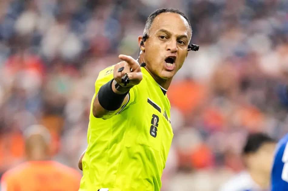 Árbitro da semifinal entre Inglaterra e Argentina, Ismail Elfath durante duelo entre Holanda e Japão pela Copa do Mundo