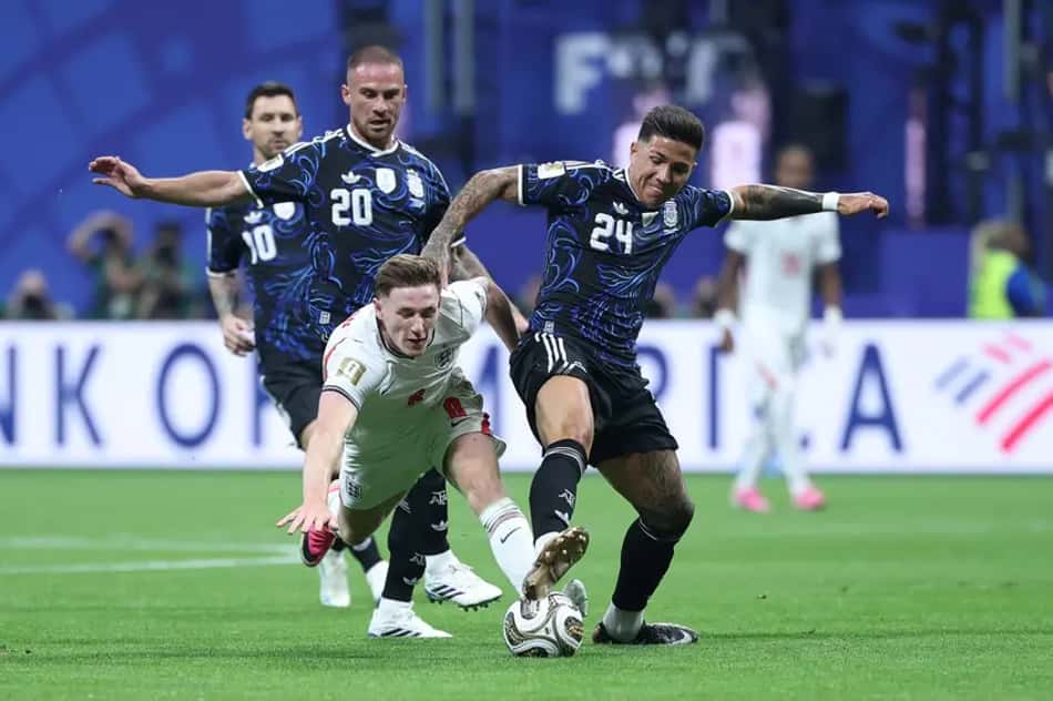 Enzo Fernandez e Eliot Anderson em dividida durante Inglaterra x Argentina pela semifinal da Copa do Mundo de 2026