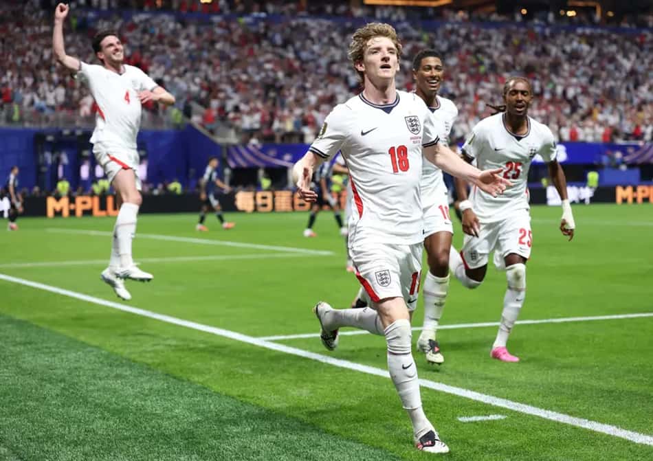 Anthony Gordon, camisa 18 da Inglaterra, comemora o primeiro gol de sua equipe durante a partida semifinal da Copa do Mundo da FIFA 2026 entre Inglaterra e Argentina, no Estádio de Atlanta, em 15 de julho de 2026, em Atlanta