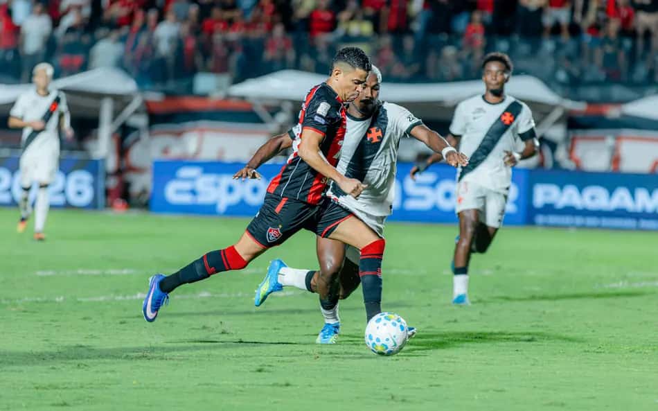 Jogadores do Vasco e Vitória disputando bola em partida do Brasileirão 
