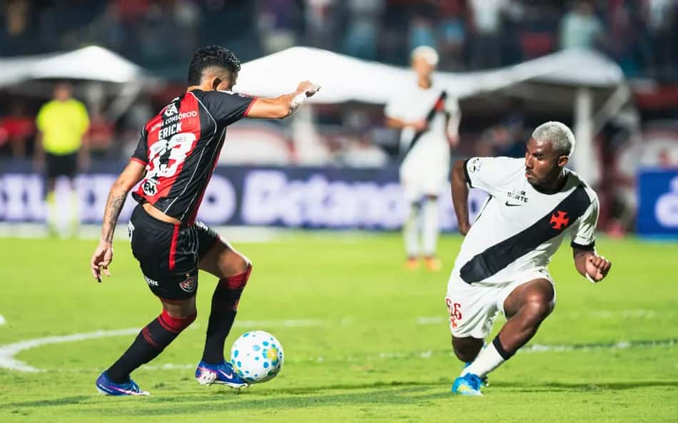 Cuiabano, lateral-esquerdo do Vasco em ação na partida contra o Vitória