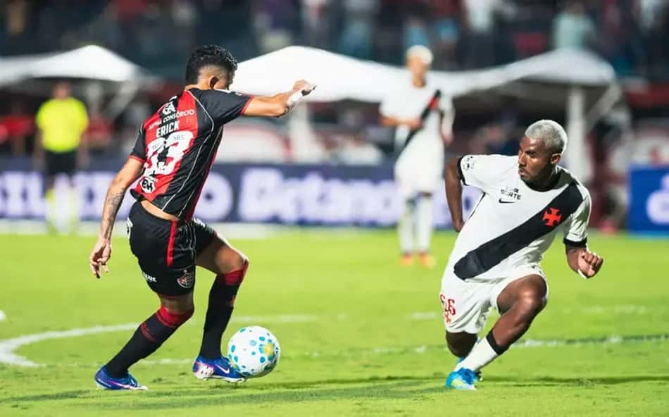 Cuiabano, lateral-esquerdo do Vasco em ação na partida contra o Vitória 