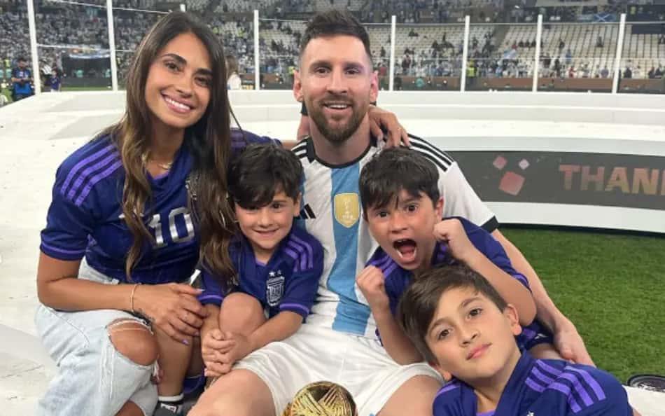 Antonella Rocuzzo, Lionel Messi, e filhos em festa de título da Copa do Mundo da Argentina
