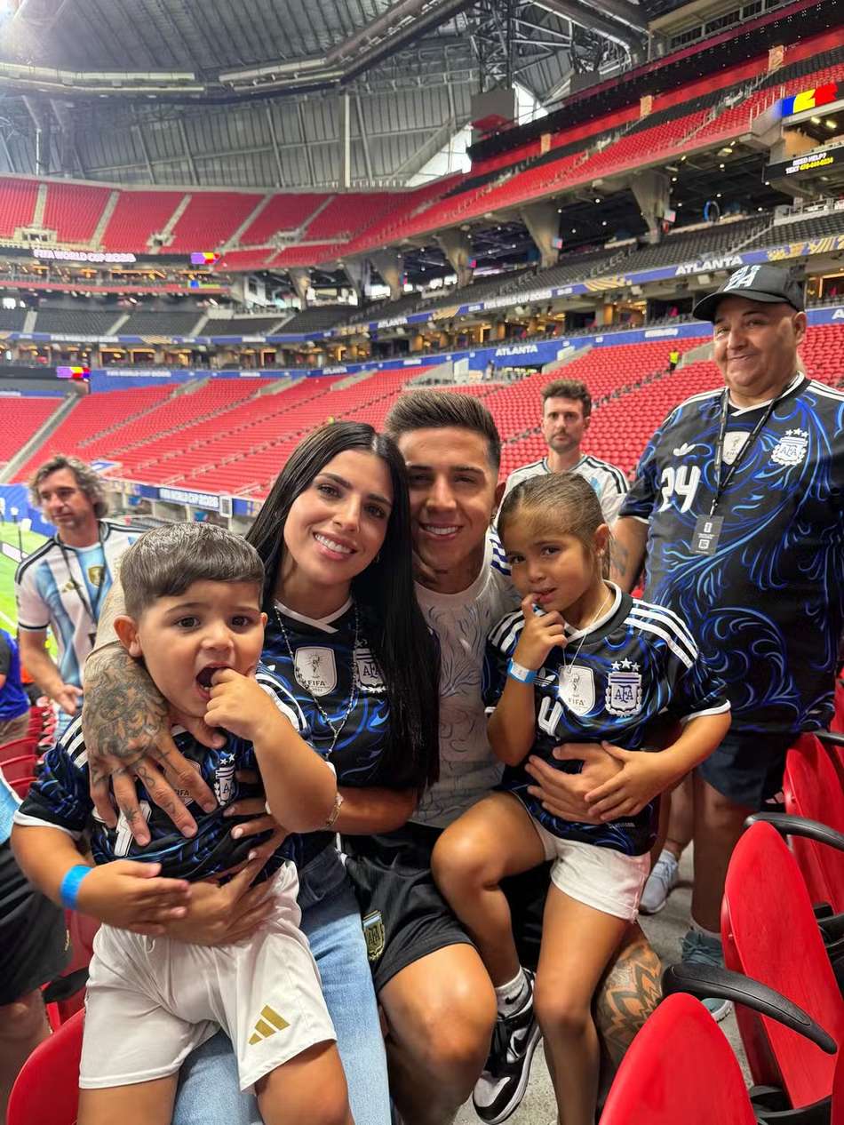 Enzo Fernández, Valentina e seus dois filhos após partida da Argentina