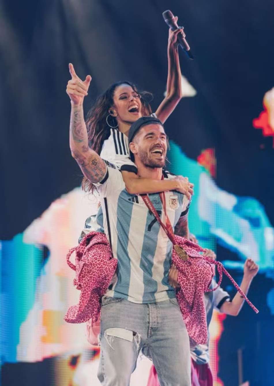 Tini Stoessel e De Paul durante show da cantora após título da Argentina em 2022