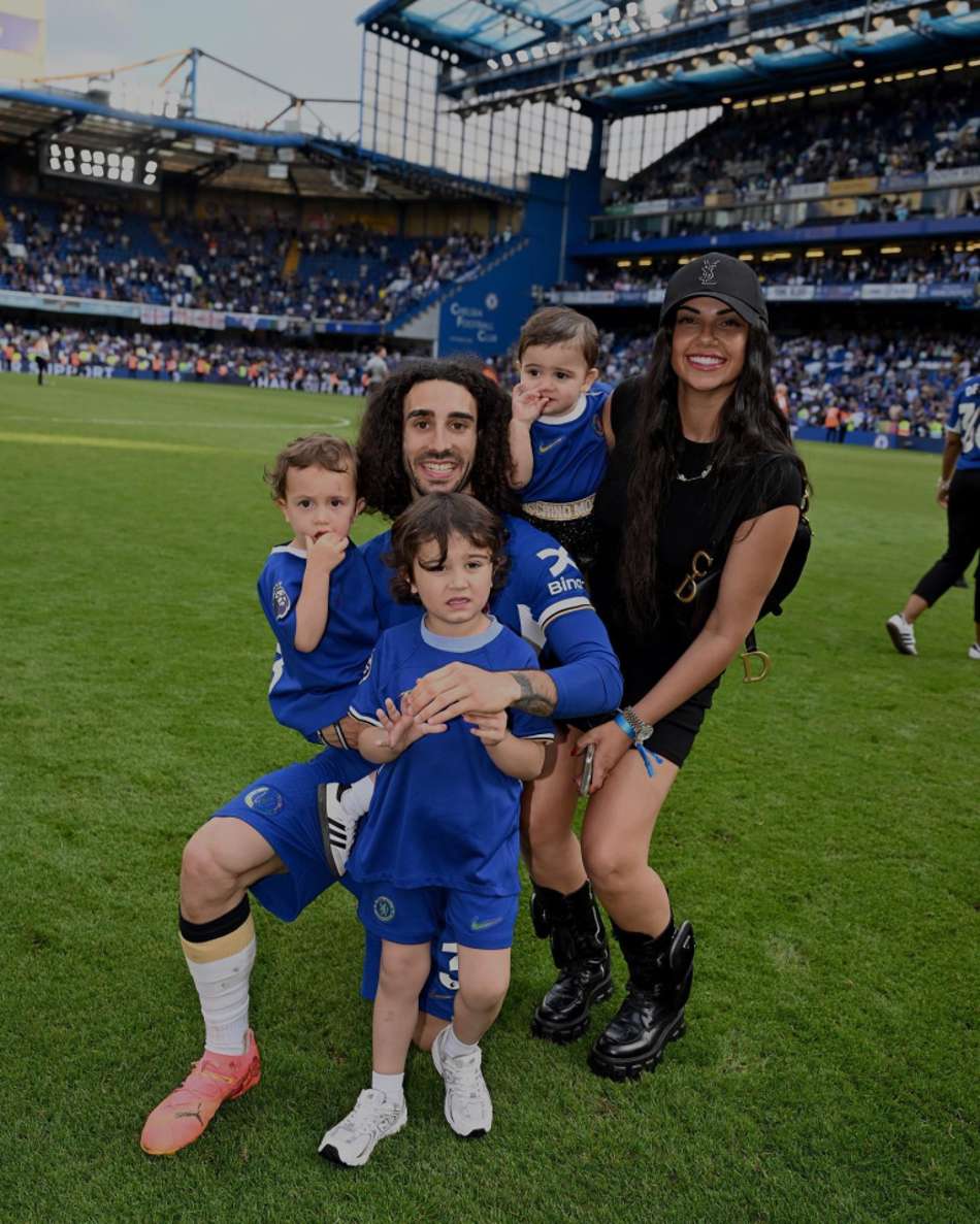 Cláudia e Marc Cucurella com seus três filhos