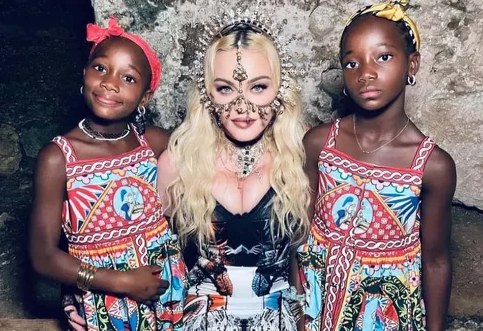 Madonna com as filhas gêmeas Estere e Stella, de 13 anos, adotadas no Malawi