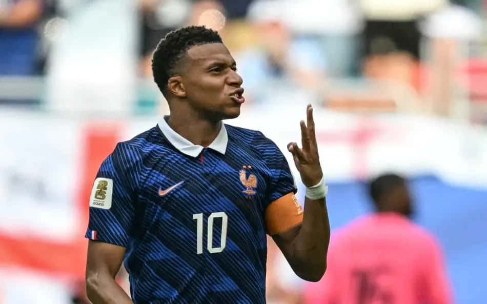 Mbappé comemora gol da França contra Inglaterra na Copa