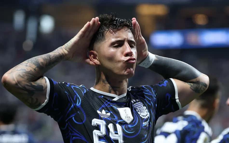 Enzo Fernández comemora gol marcado pela Argentina sobre a Inglaterra com as mãos nas orelhas 