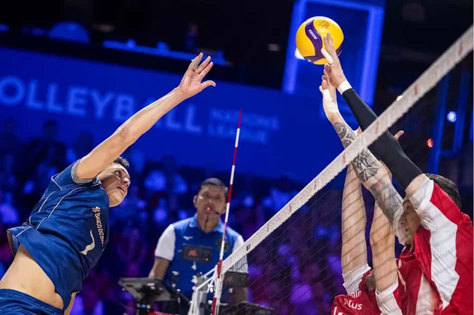 Matheus Pinta em ação em Brasil x Polônia pela VNL 2026 (Foto: Volleyball World)