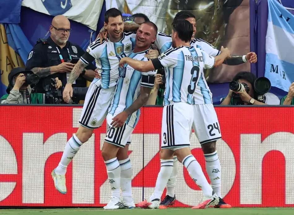 Messi comemora gol marcado por Mac Allister para a Argentina contra a Suíça, na Copa do Mundo
