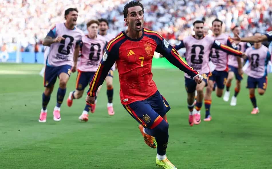Ferran Torres marca o gol do título da Espanha