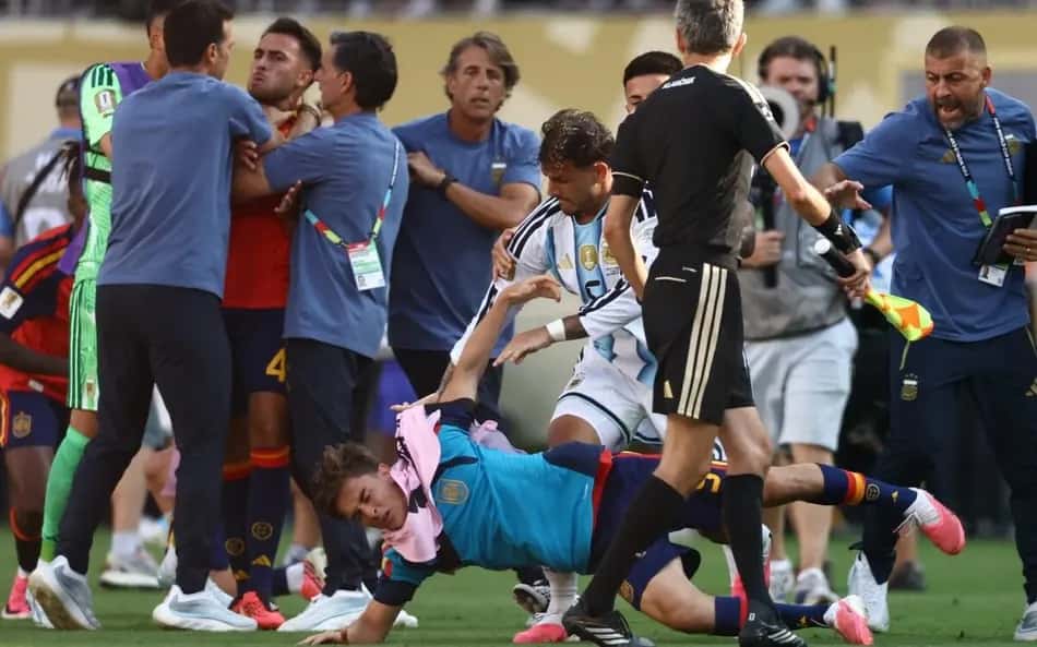 Gavi durante briga em Espanha e Argentina na Copa do Mundo (Foto: CHARLY TRIBALLEAU / AFP)