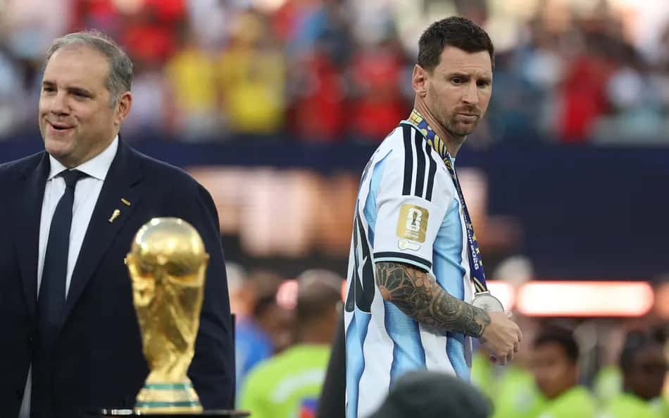 Messi passa pelo troféu da Copa do Mundo após derrota da Argentina para a Espanha na decisão