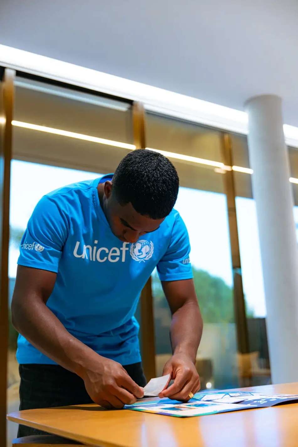 Aos 20 anos, o atacante Endrick assume o compromisso de usar sua projeção internacional em prol da infância no Brasil