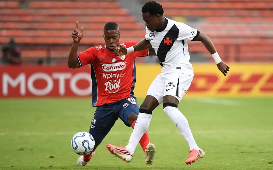 Andrés Gómez em campo na partida entre Vasco e Independiente Medellín