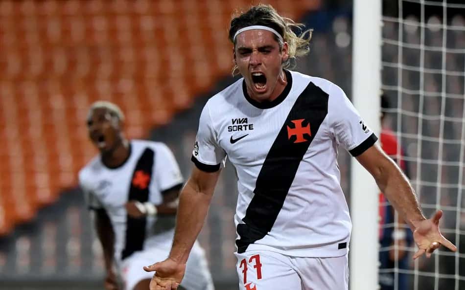 Spinelli comemora gol de empate do Vasco (Foto: JAIME SALDARRIAGA / AFP)