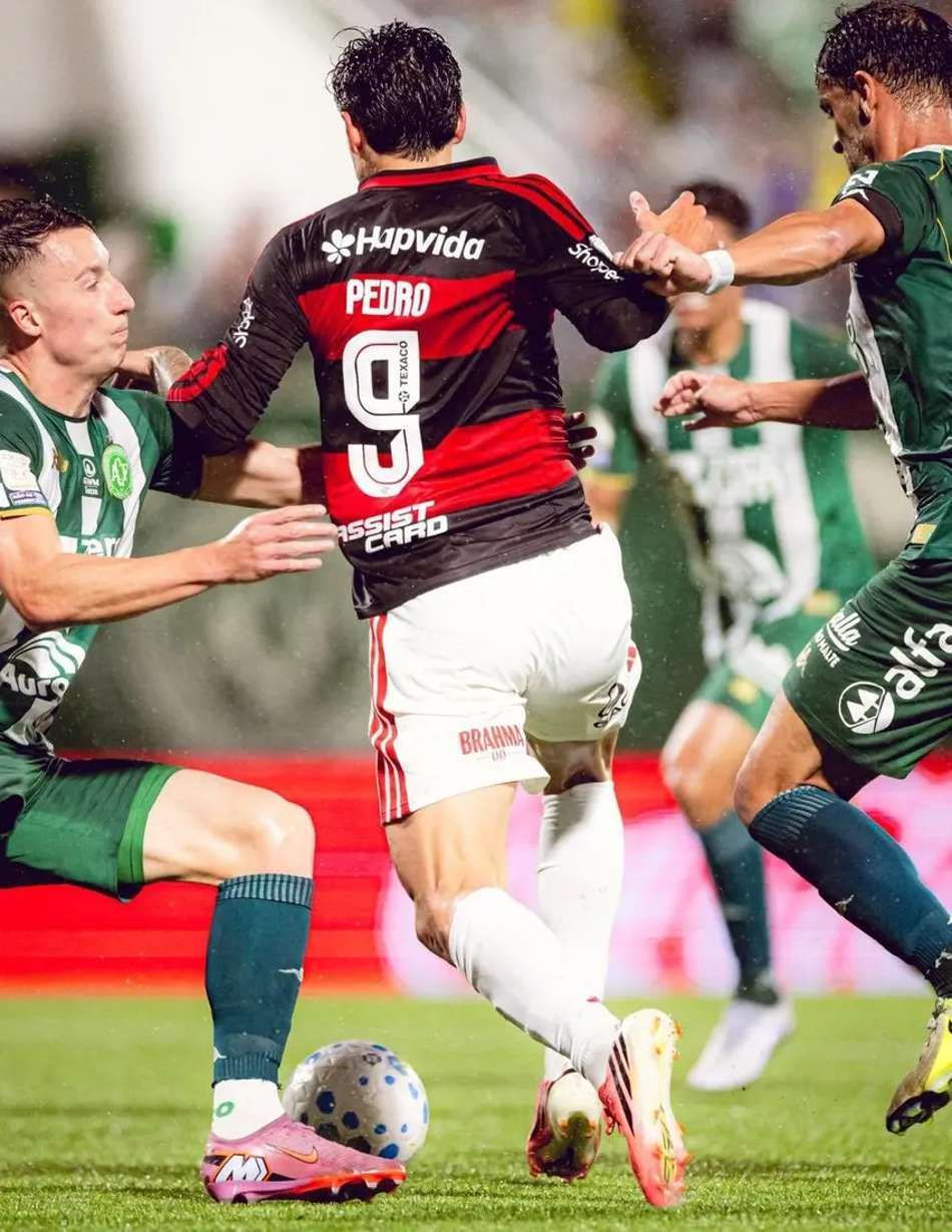 Pedro, do Flamengo, na jogada contra a Chapecoense