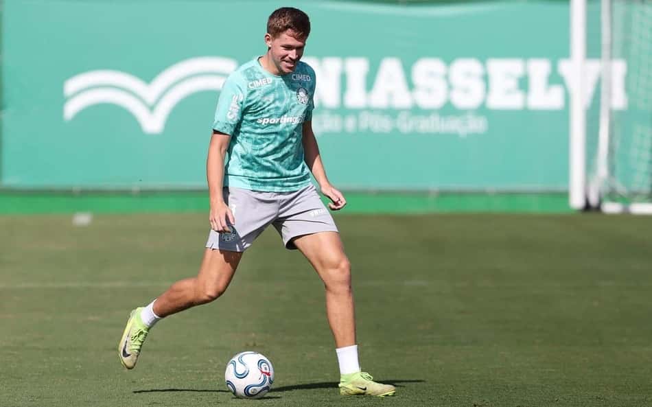 Bruno Fuchs, zagueiro do Palmeiras, em treinamento na Academia de Futebol