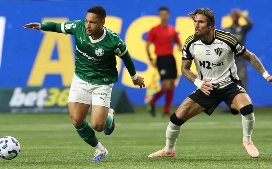 Vitor Roque e Lyanco em ação em Palmeiras x Atlético-MG no Brasileirão