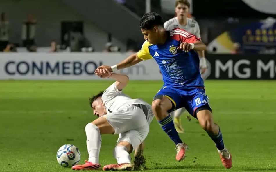 Jogadores do Santos e UCV em ação pela Copa Sul-Americana 