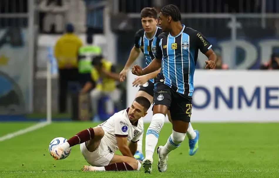 Jogadores do Grêmio e do Bolívar em ação durante partida pela Copa Sul-Americana