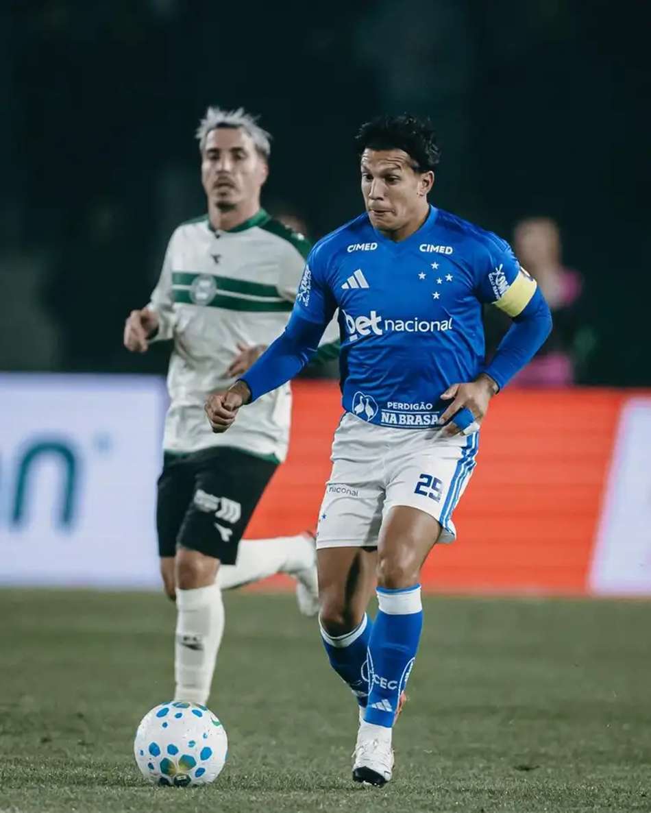 Lucas Romero conduz bola no Couto Pereira em Coritiba x Cruzeiro