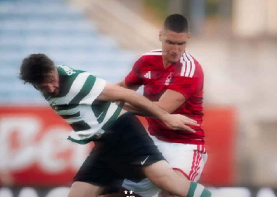 Jogadores do Sporting e Nottingham Forest em ação durante amistoso de pré-temporada