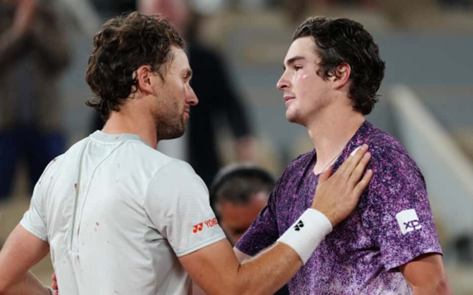 João Fonseca é cumprimentado por Casper Ruud após a vitória em Roland Garros (João Fonseca na partida contra o norueguês Casper Ruud (Foto: Dimitar DILKOFF / AFP)