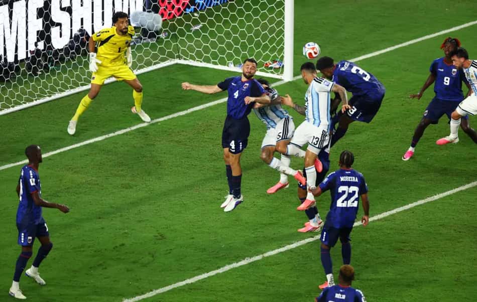 Romero cabeceia para o estufar as redes e classificar a Argentina sobre Cabo Verde na Copa do Mundo
