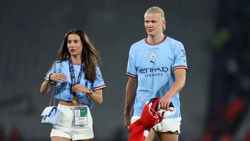 Isabel Haugseng e Erling Haaland juntos durante partida do Manchester City