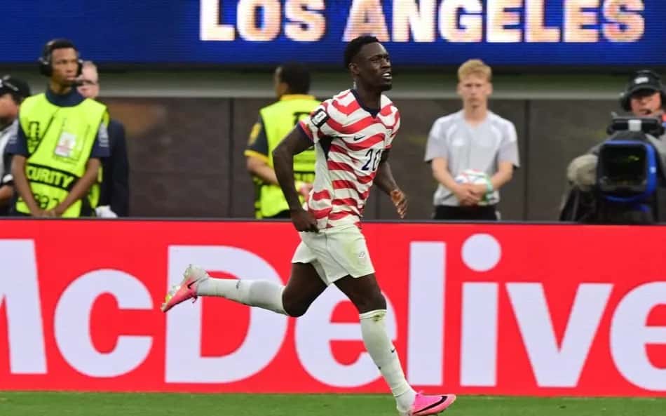 O atacante Folarin Balogun comemora o segundo gol americano nos 4 a 1 sobre o Paraguai
