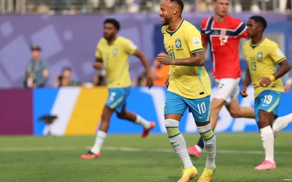 Neymar marcou de pênalti e diminuiu o placar para a Seleção Brasileira na Copa do Mundo