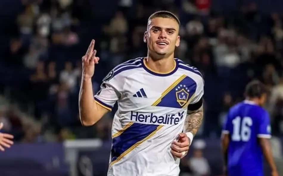 Gabriel Pec comemora hat-trick pelo Los Angeles Galaxy