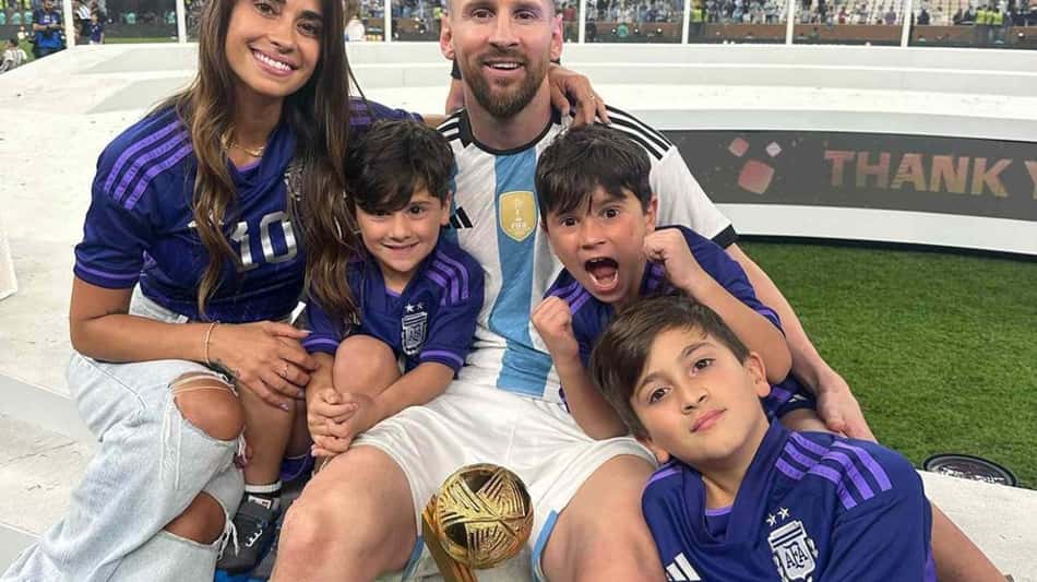 Antonela, Messi, Thiago, Mateo e Ciro em comemoração da Copa do Mundo 2022