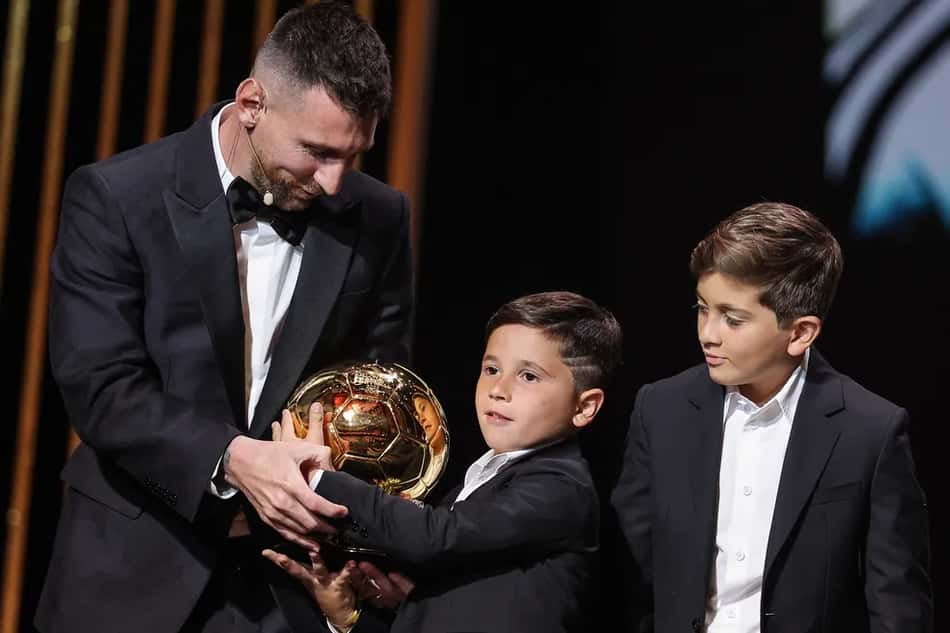 Messi com Mateo (segurando a bola de ouro) e Thiago, filho mais velho