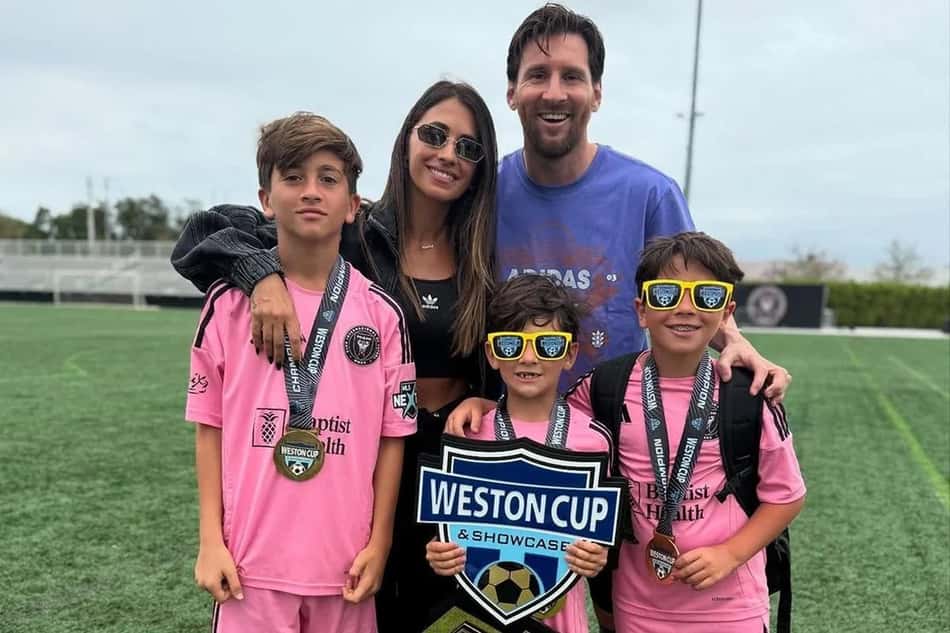 Antonela, Messi, Thiago, Mateo e Ciro comemorando partida no Weston Cup & ShowCase