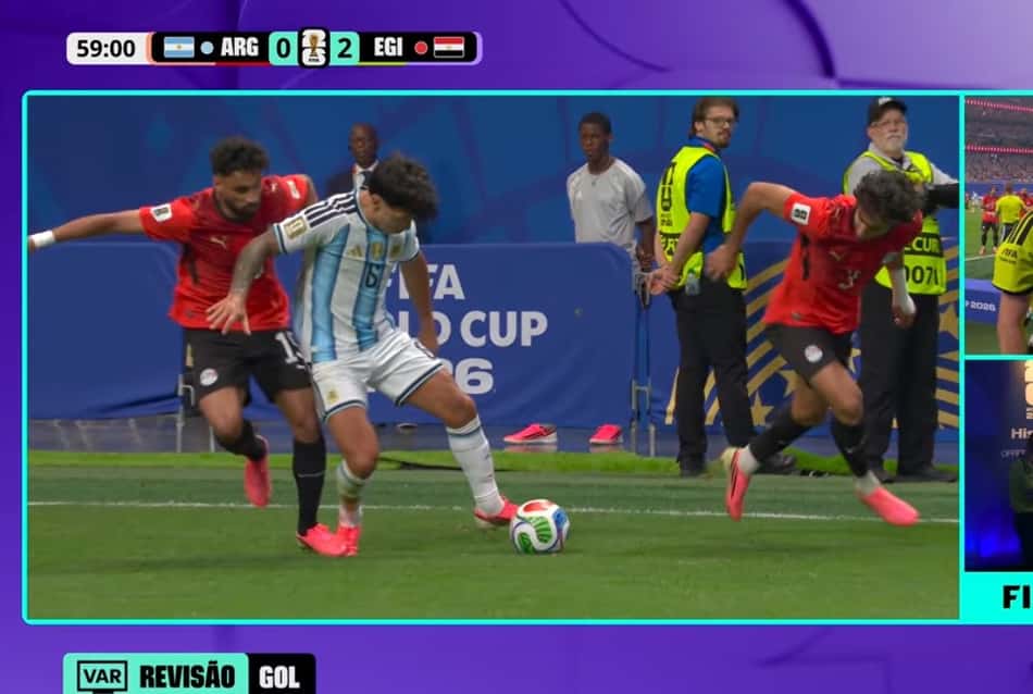 O frame do lance em que o VAR revê e marca falta na jogada